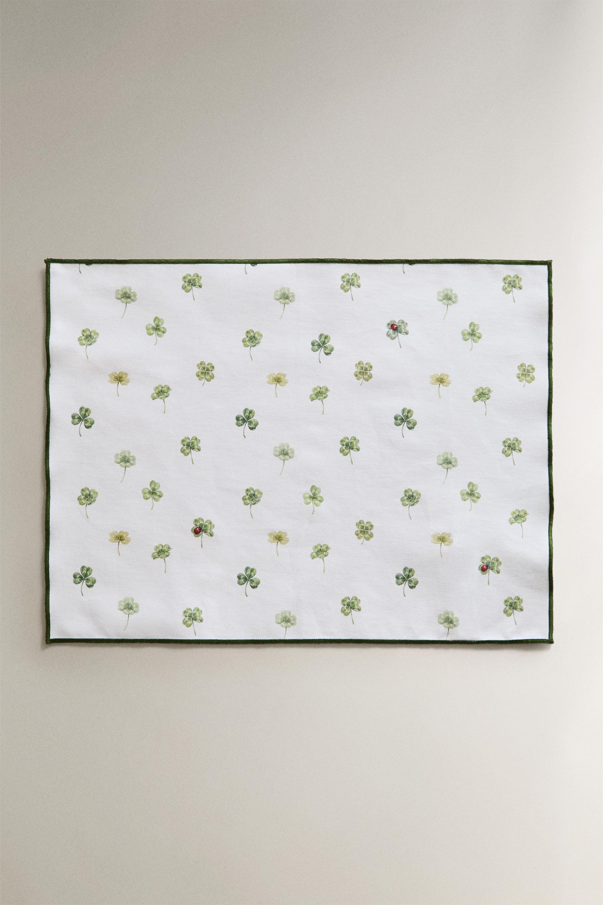 RESIN-COATED CLOVER PLACEMAT